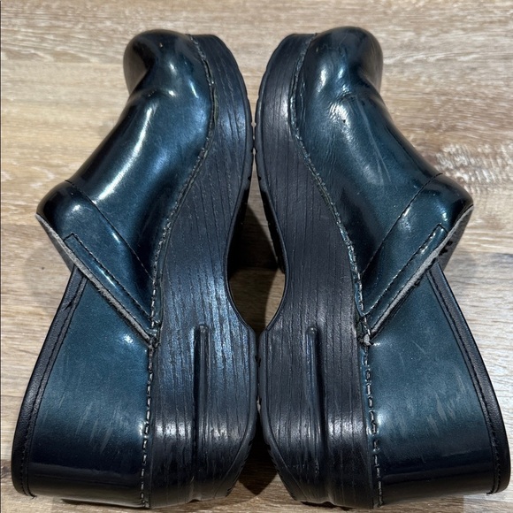 Dansko Size 39 Glossy Green Women's Clogs - Picture 7 of 12